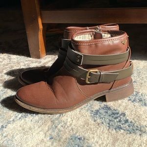 Closet clean out 🛍 $5 Roxy Ankle Boots
